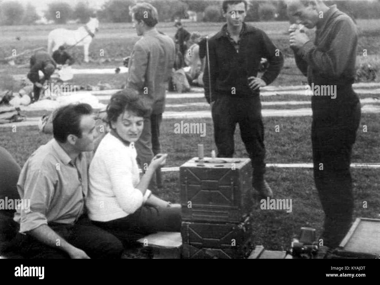 Una fotografia che cattura Sylwester Bak che inizia un salto con paracadute, documenta lo sport del paracadutismo e la partecipazione individuale alle attività ricreative aeree. Foto Stock