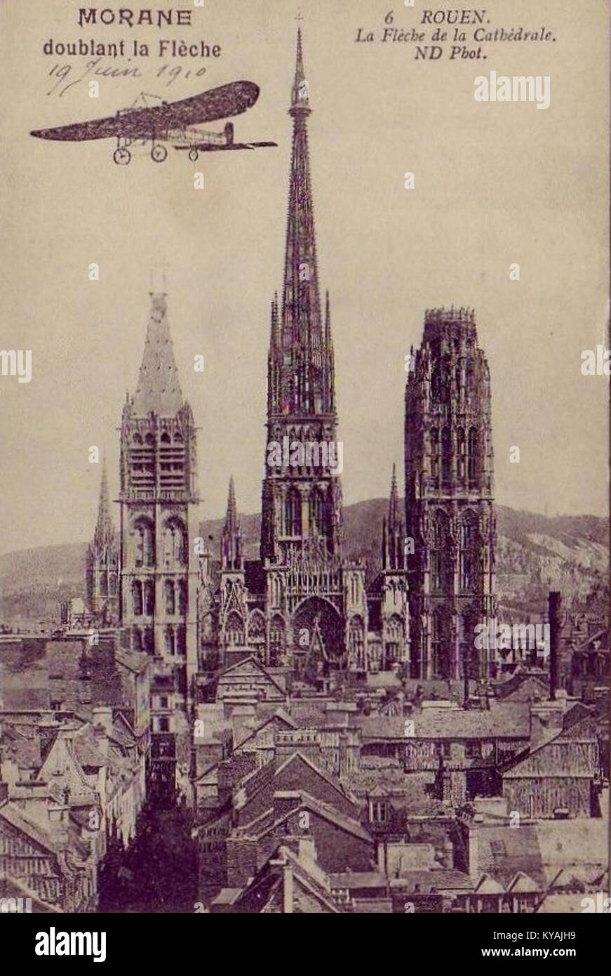 Questa immagine raffigura una scena storica di un aviatore che vola su un aereo Morane, passando davanti alla famosa torre Flèche a Rouen, in Francia, probabilmente durante l'inizio del XX secolo, che riflette i progressi dell'era nel campo dell'aviazione. Foto Stock