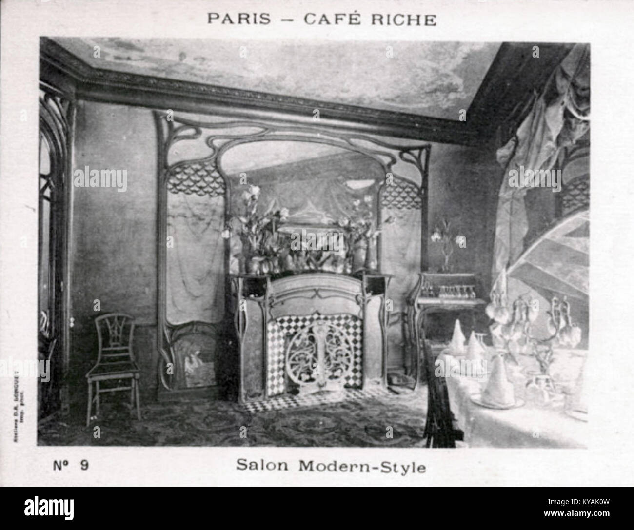 Il Café Riche di Parigi, un ottimo esempio di Art Nouveau, presenta un arredamento in stile moderno che riflette l'attenzione del movimento artistico sulle forme organiche, sui dettagli intricati e sulla bellezza estetica. Foto Stock