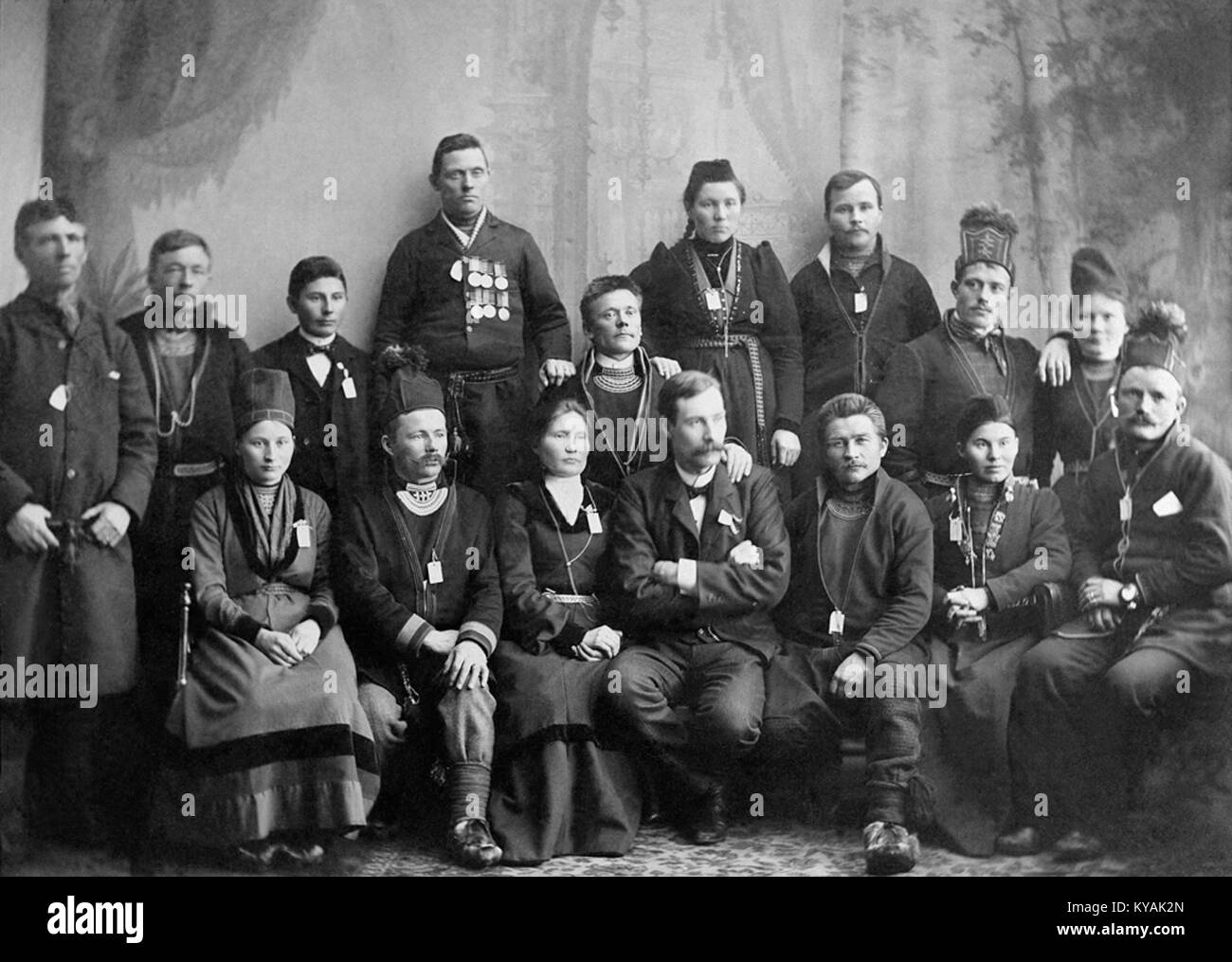 Questa fotografia del gennaio 1905 mostra un gruppo di individui Sámi che frequentano un folkbildningskurs (corso di educazione popolare) a Stoccolma, Svezia. Foto Stock