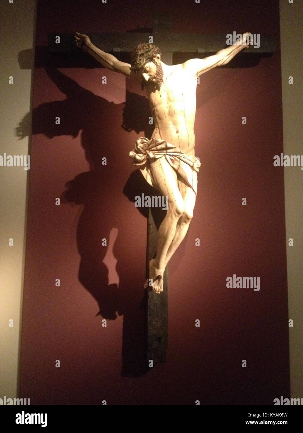 "Cristo sulla Croce" di Sebastián Ducete, esposto al Museu Frederic Marès, è una rappresentazione della crocifissione, che mostra l'interpretazione dell'artista di questa scena religiosa. Foto Stock