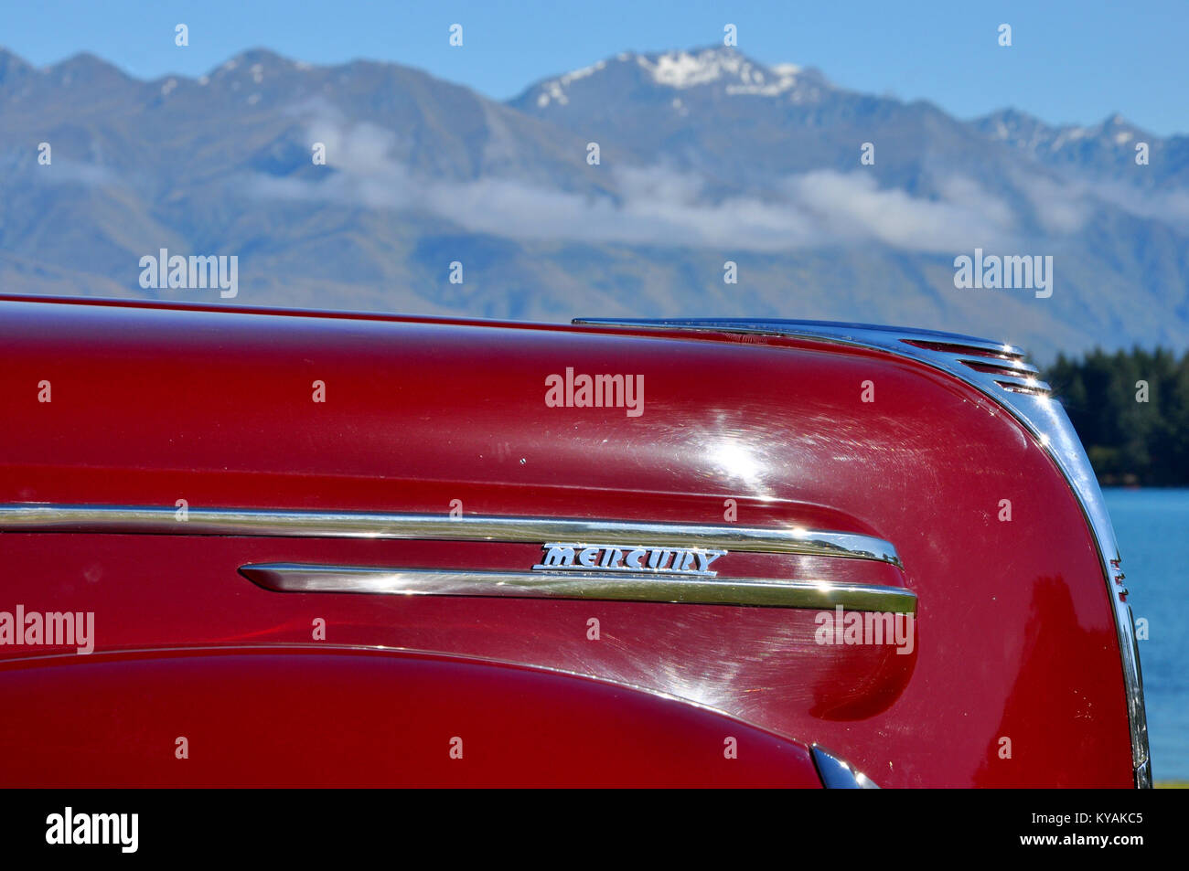 Mercury otto auto d'epoca, con il lago Wanaka e le montagne oltre. Regione di Otago in nuova Zelanda Foto Stock