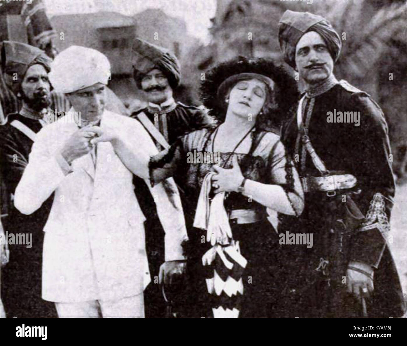 "The Palace of Darkened Windows" (1920) è un film che ritrae temi urbani e sociali del dopoguerra, riflettendo lo stile cinematografico e la narrazione dei primi anni del XX secolo. Foto Stock