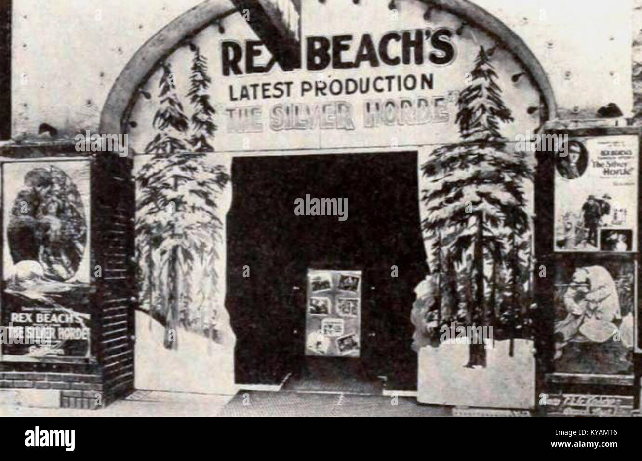 Questa immagine promozionale per il film del 1920 "l'Orda d'argento" mostra la sua pubblicità all'Alcazar Theater, Great Falls, Montana, riflettendo la cultura cinematografica dei primi anni del XX secolo. Foto Stock