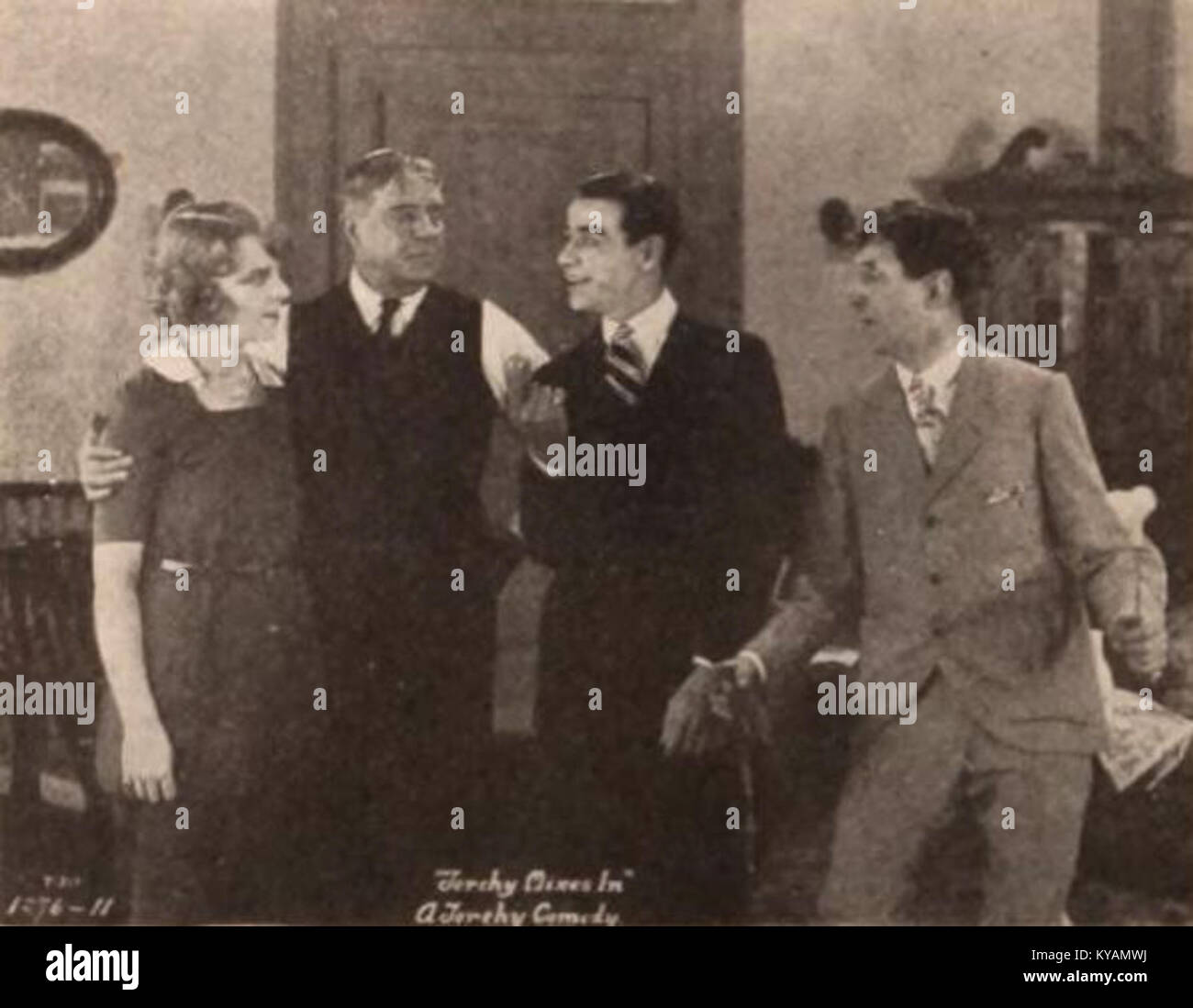 "Torchy Mixes in" (1921) è un film muto diretto da Alfred E. Green. Presenta una vivace narrazione sulle buffonate e le situazioni che circondano il personaggio, Torchy Mix, che offre una visione dell'umorismo e dello stile cinematografico americano dell'inizio del XX secolo. Foto Stock