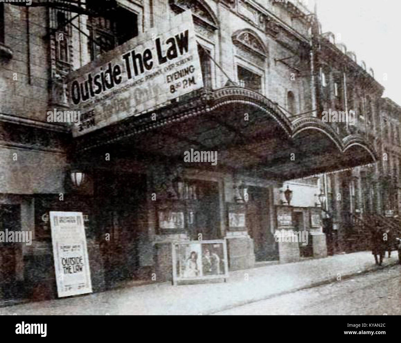 Outside the Law (1920) è un film muto proiettato al Longacre Theater di New York. Il film è un film poliziesco che presenta temi di legge, giustizia e problemi sociali, notevole per la sua influenza sul cinema iniziale. Foto Stock