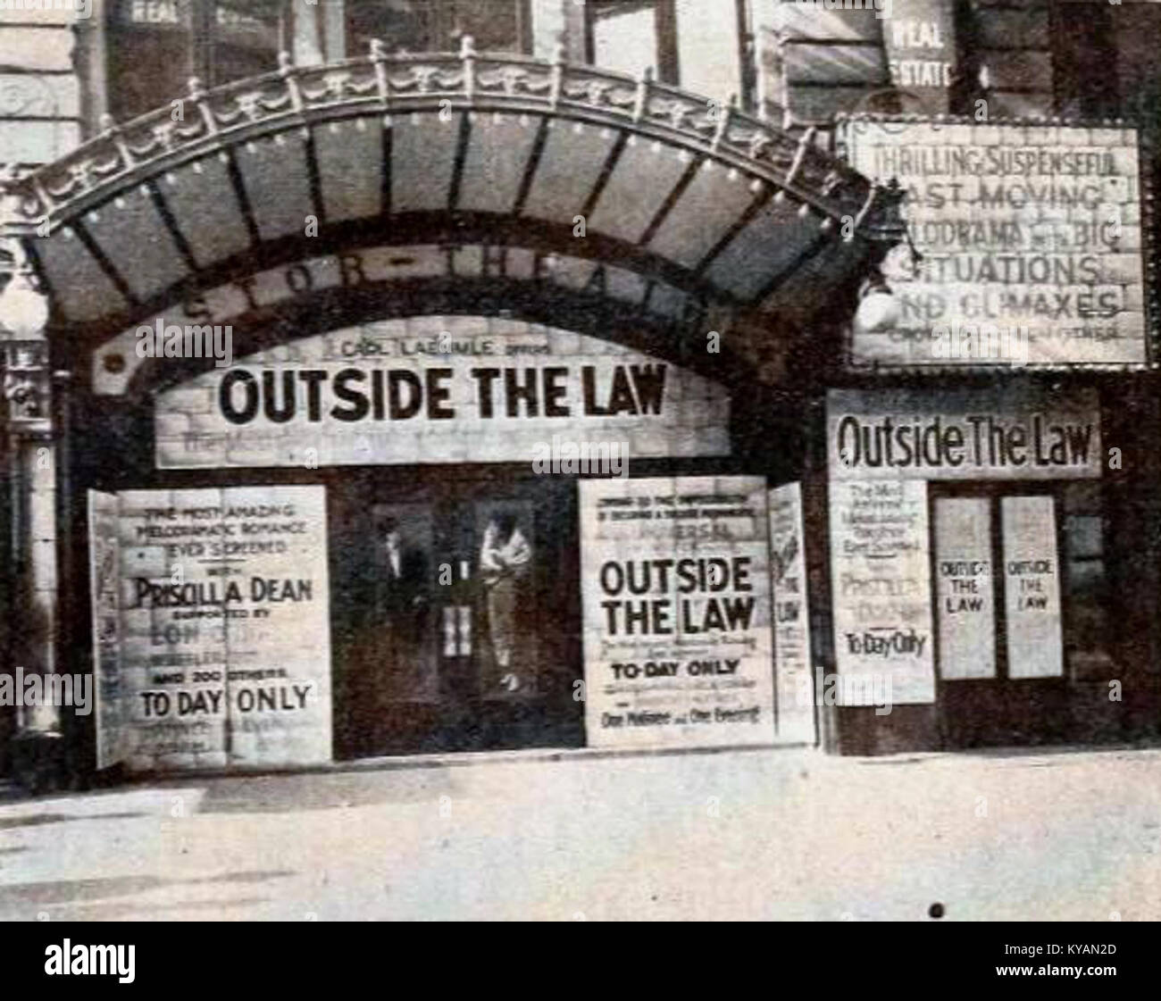 Una proiezione del film del 1920 "fuori dalla legge" all'Astor Theater di New York City, che mette in risalto i primi cinema americani e luoghi teatrali. Foto Stock