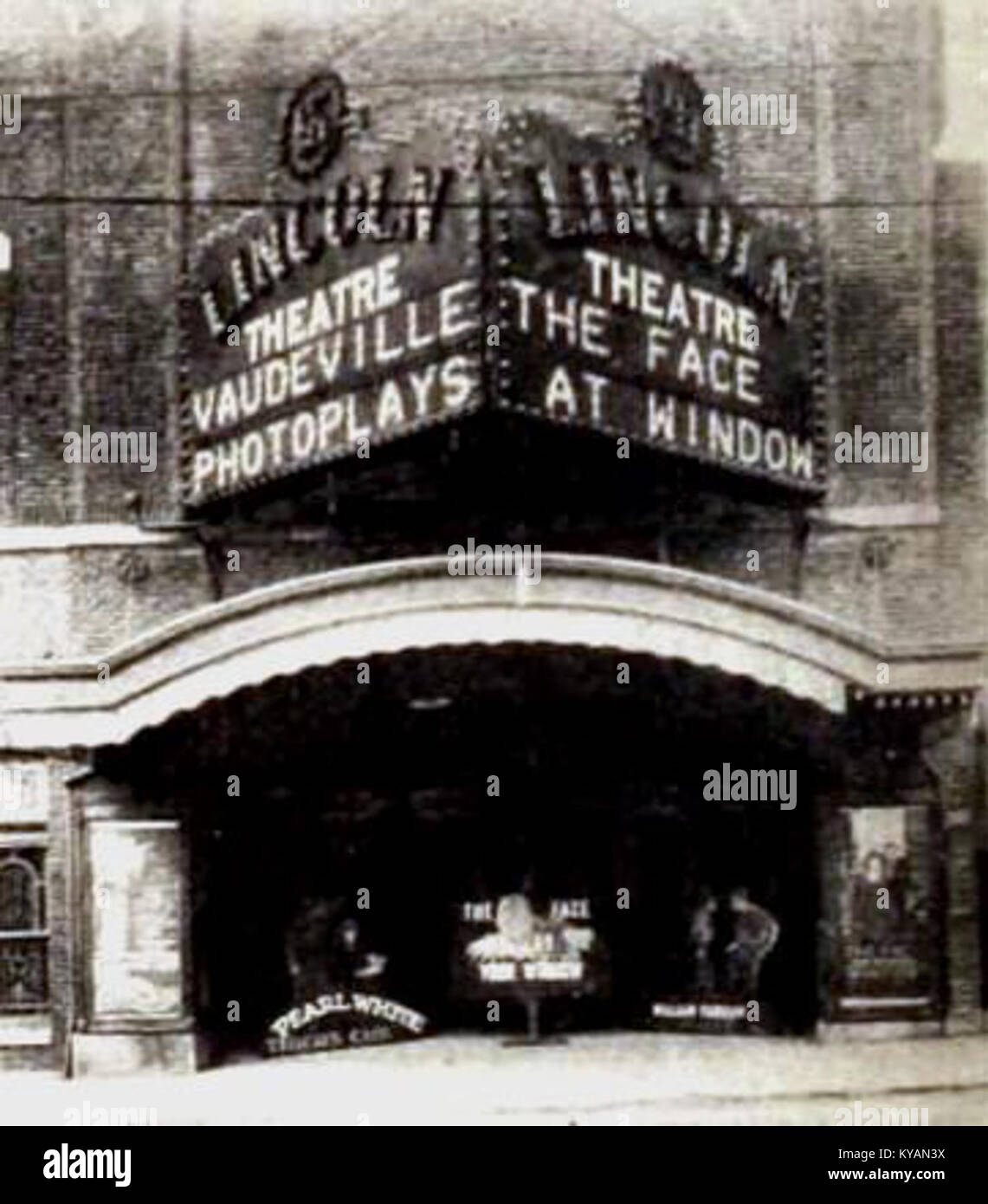 "The Face at Your Window" (1920) è un film muto proiettato al Lincoln Theater di Union Hill, New Jersey, che descrive drammi e suspense nei primi cinema. Foto Stock