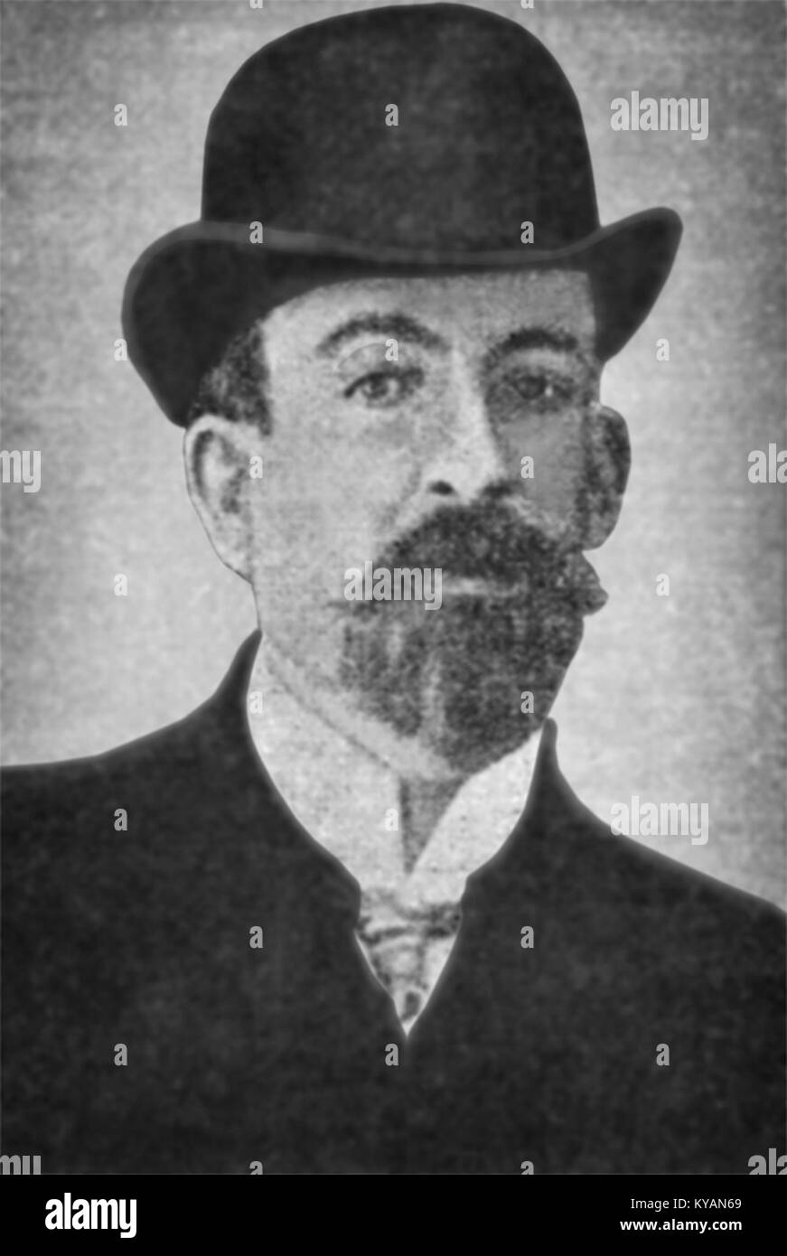 Questo ritratto di Nissim Nachum cattura la personalità e lo stile unici del soggetto, riflettendo la prospettiva artistica del fotografo e il carattere del soggetto. Foto Stock