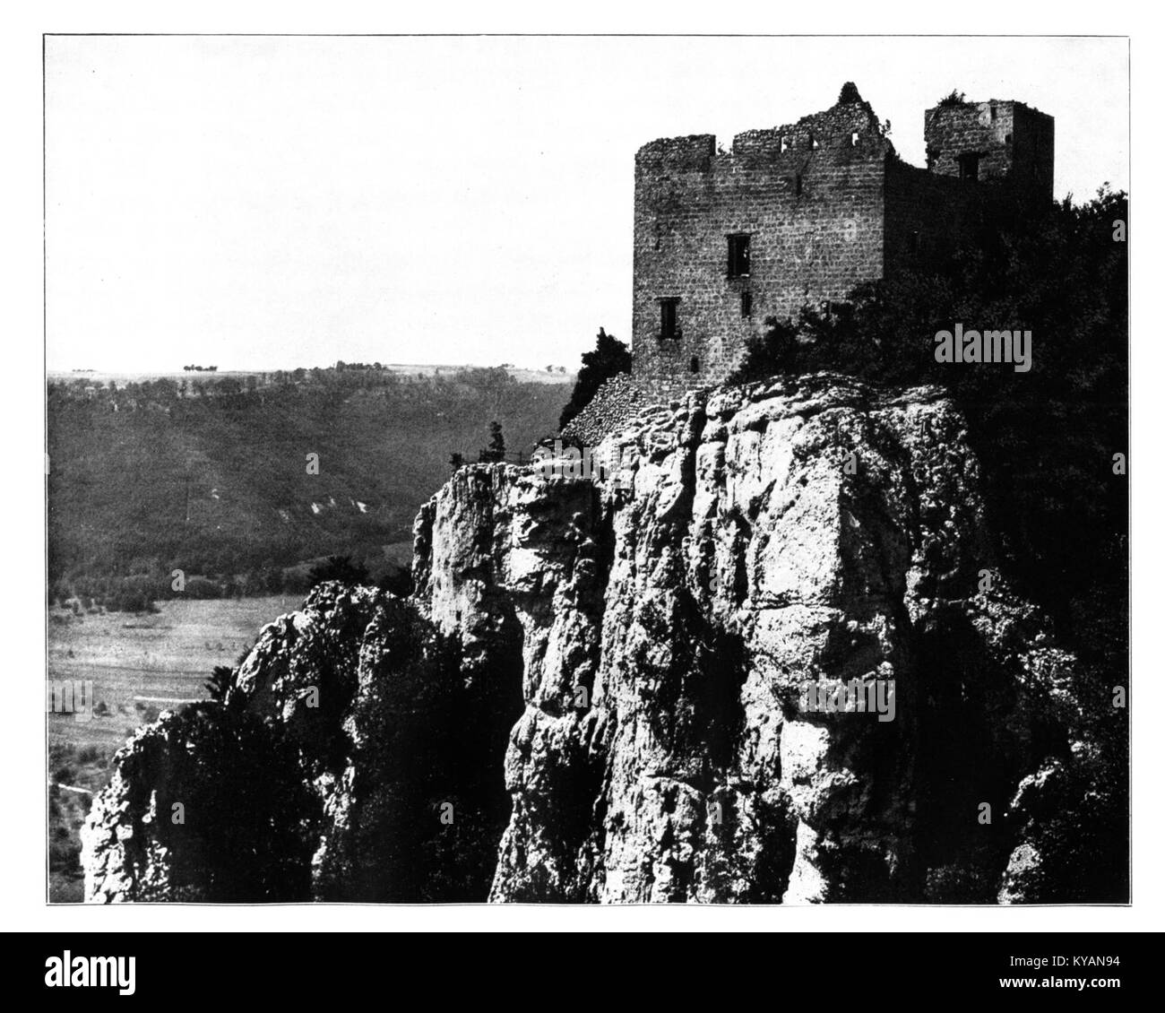 L'articolo del 1925 di "Unser Land" presenta il Reuénstein in Germania, un punto di riferimento geologico e culturale. L'articolo sottolinea il significato della formazione rocciosa e il suo impatto sulla storia della regione circostante. Foto Stock