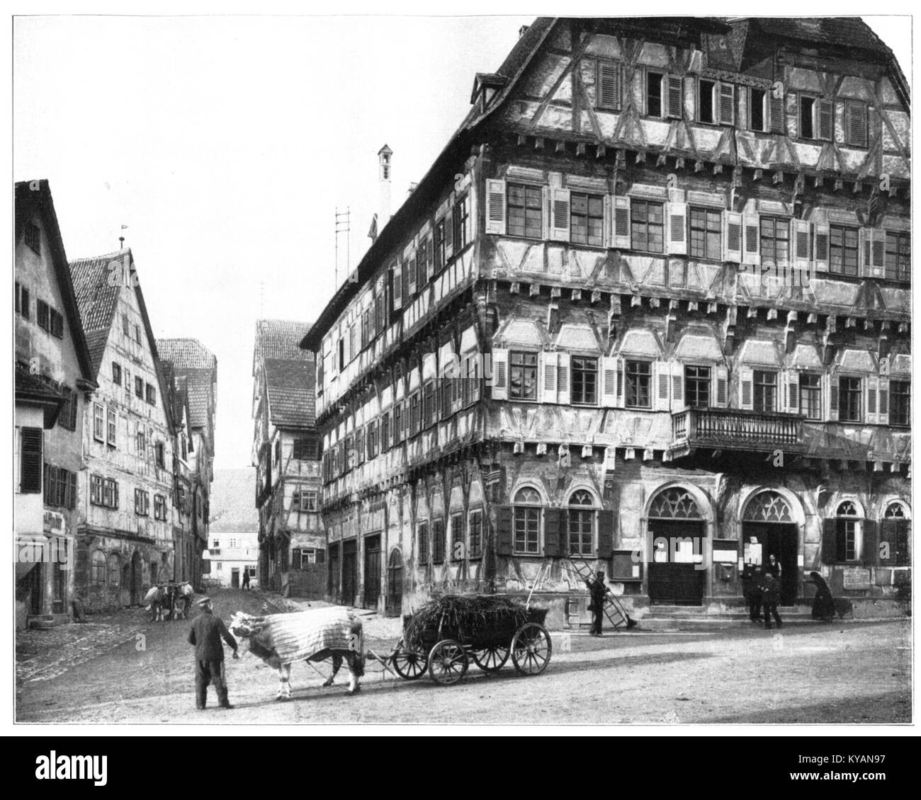 Questa immagine del 1925 di *Unser Land* mostra il Rathaus (municipio) di Markgröningen, Germania. La fotografia mette in evidenza il suo design architettonico, catturando l'ambiente circostante e il significato storico dell'edificio come centro civico della città. Foto Stock