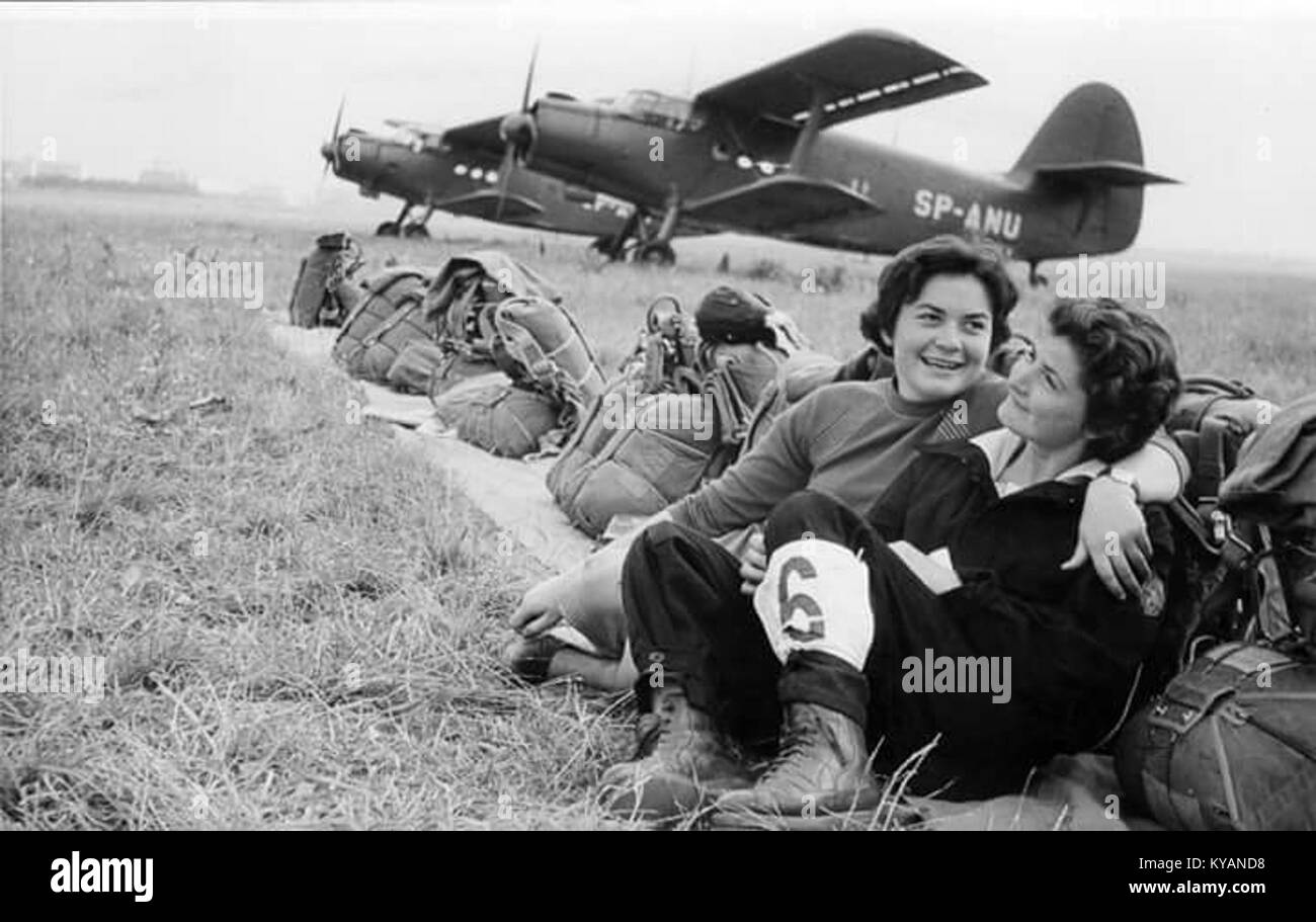 Questa immagine cattura il 5° Campionati polacchi di paracadutismo a Varsavia, 1959, documentando i partecipanti, le attrezzature di paracadutismo e gli eventi sportivi competitivi in Polonia. Foto Stock