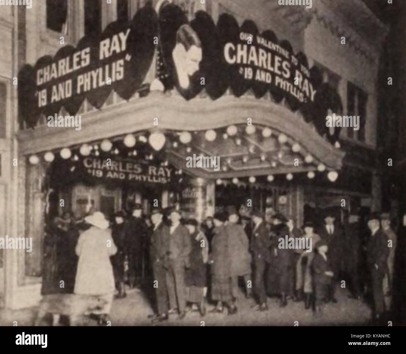 Questa immagine cattura la produzione teatrale "Nineteen and Phyllis" eseguita al Palace Theater di Wichita, Kansas nel 1921, che riflette il teatro americano e le arti dello spettacolo all'inizio del XX secolo. Foto Stock