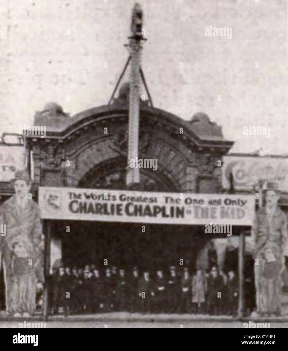 The Kid è un film muto del 1921 di Charlie Chaplin, presentato al Colonial Theater di Atlantic City, New Jersey, che descrive temi di povertà, genitorialità e lotta sociale. Foto Stock
