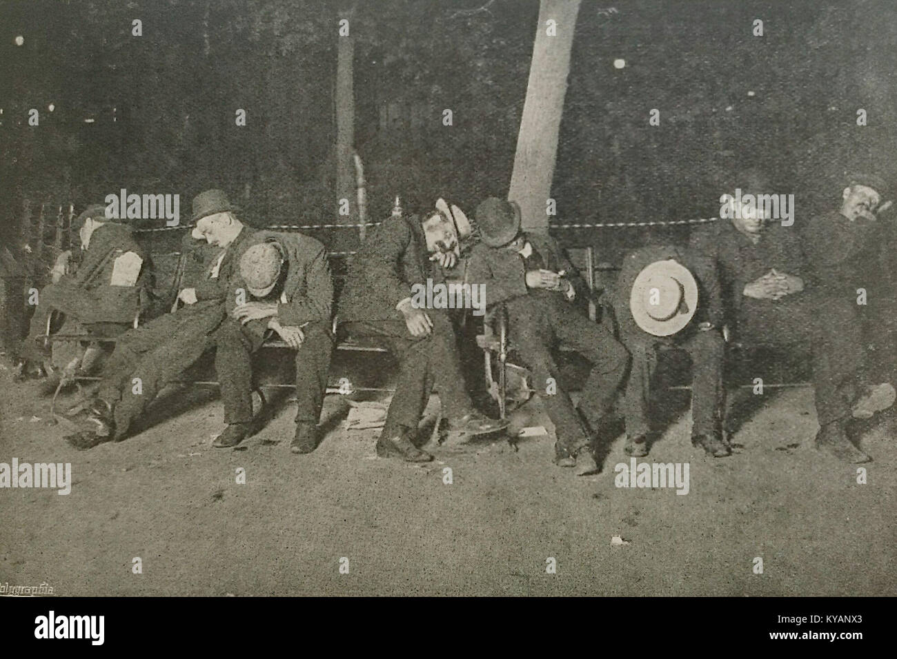 "V době nesnesitelného parna ve Spojených státech" (nel tempo del caldo insopportabile negli Stati Uniti) è una fotografia ceca scattata in un parco di Chicago, che cattura il forte contrasto tra le temperature scottanti e la vivace presenza di passeri all'aria aperta. Foto Stock