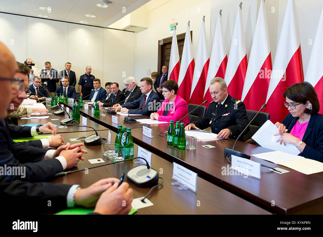 Il team governativo di gestione delle crisi in Polonia si riunisce per affrontare le emergenze nazionali, coordinare gli sforzi di risposta e garantire la sicurezza pubblica attraverso la pianificazione strategica e il processo decisionale. Foto Stock