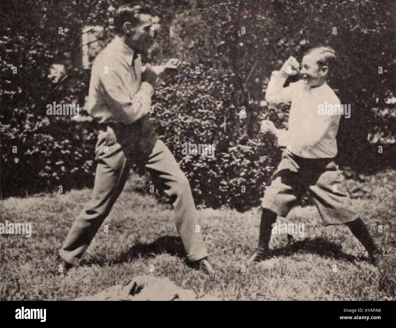 "Giorni scolastici" (1921) raffigura i bambini in una classe, illustrando le pratiche educative e l'ambiente scolastico dei primi anni del XX secolo. Foto Stock