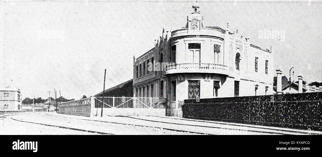 Una fotografia in bianco e nero del Alhóndiga agosto 1908 mostra edifici, banchine e la stazione di a Cifuentes, in Spagna, illustrando le infrastrutture e il paesaggio urbano dell'inizio del XX secolo. Foto Stock