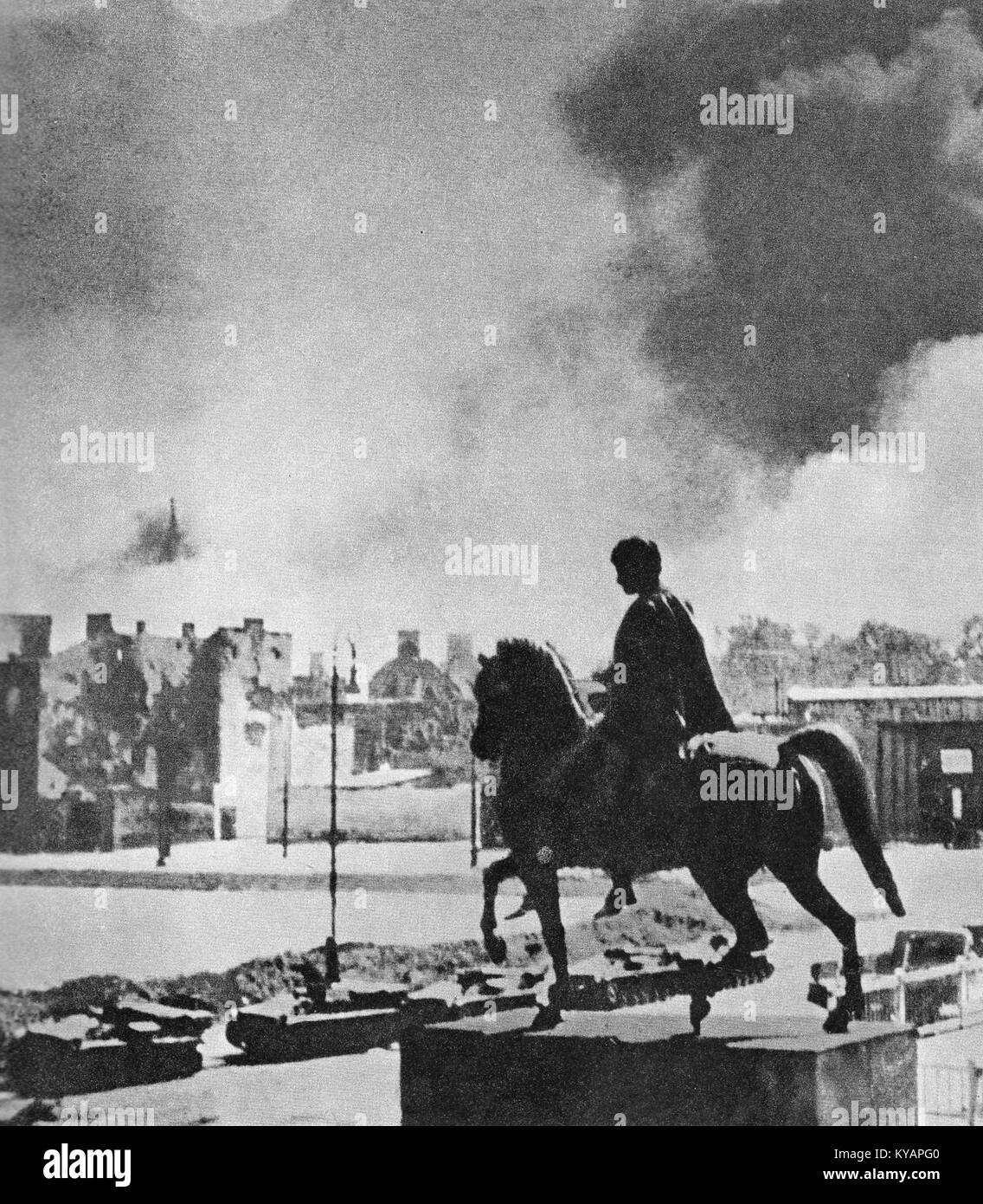 Il monumento del principe Józef Poniatowski, fotografato nell'agosto 1944, commemora il leader militare polacco e l'eroe nazionale, evidenziando il significato storico e culturale Foto Stock