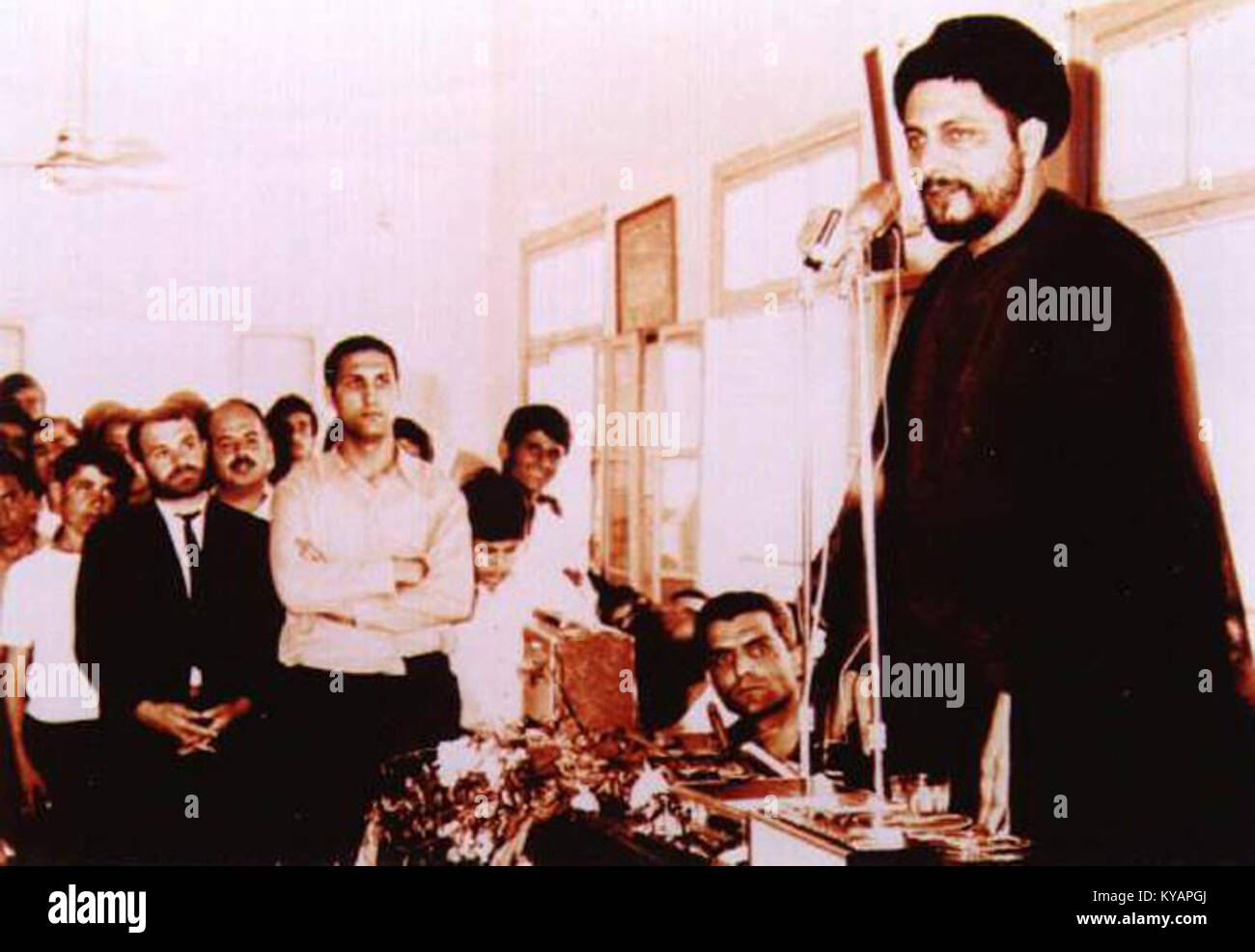 Fotografia dell'imam Musa Sadr che tiene un discorso a Tiro, Libano, evidenziando il suo ruolo di leader politico e religioso che affronta le questioni socio-politiche della regione. Foto Stock