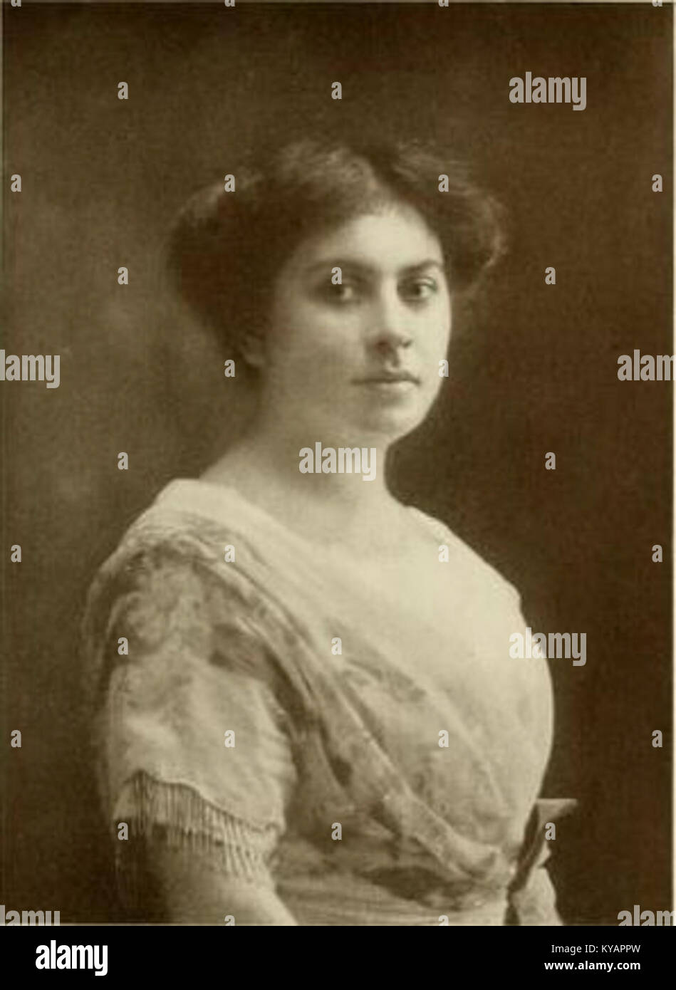 Stella Weiner Kriegshaber è raffigurata in una fotografia di Kajiwara, catturando la sua somiglianza e il suo abbigliamento personale in un ritratto documentato Foto Stock