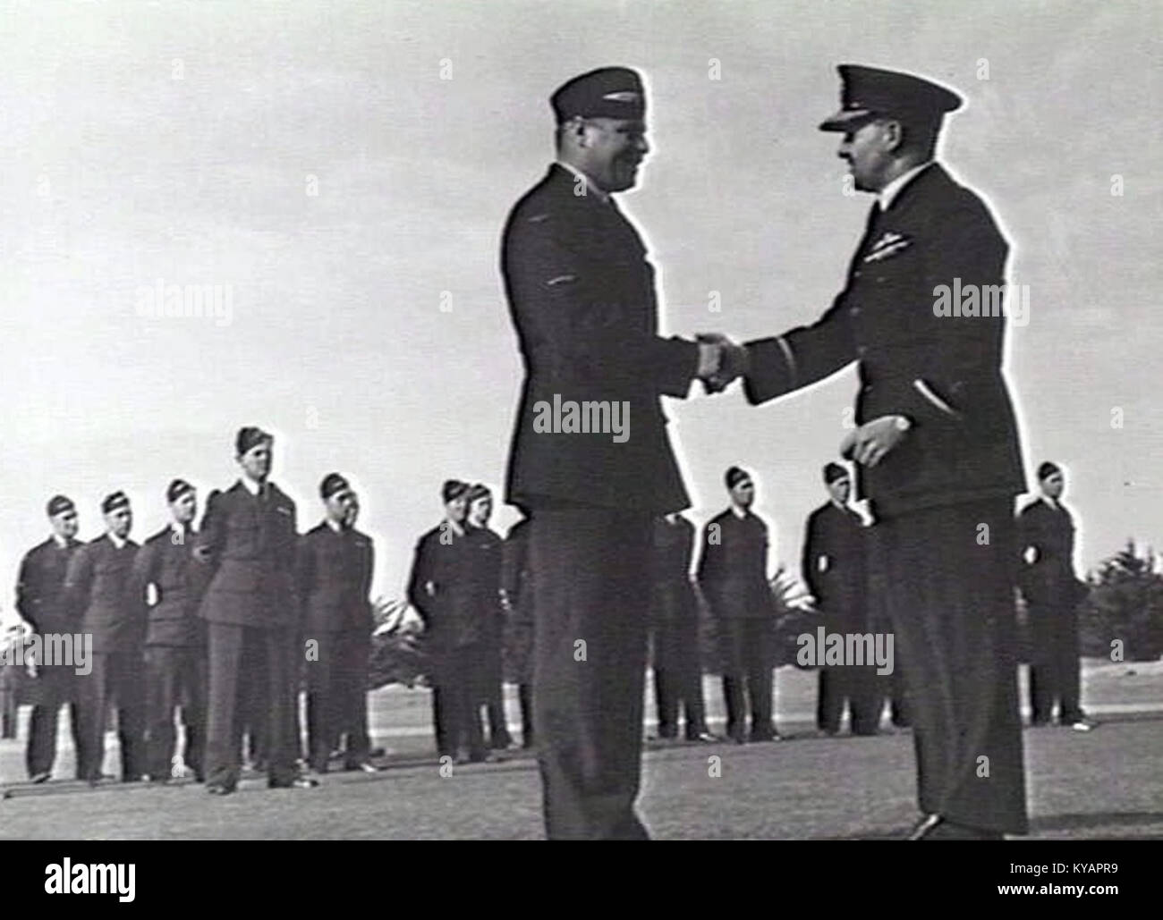 Nell'agosto 1942, il commodoro dell'Air R. J. Brownell, Air Officer Commanding No. 1 Training Group della Royal Australian Air Force, si è congratulato con un tirocinante dopo averlo presentato con le sue ali a Victoria, Australia. Foto Stock