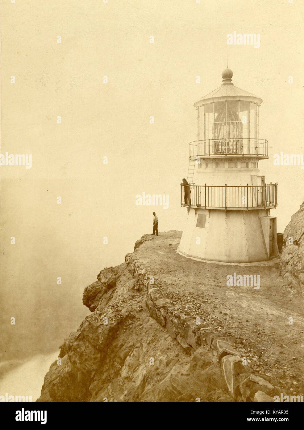 Questo lavoro di Eadweard Muybridge cattura il faro di primo ordine a Punta de Los Reyes, illustrando le prime tecniche fotografiche e l'architettura costiera. Foto Stock