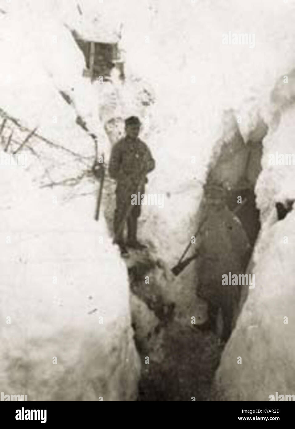Vojaki 17. pehotnega polka v zasneženih strelskih jarkih na Monte Chiesi Foto Stock