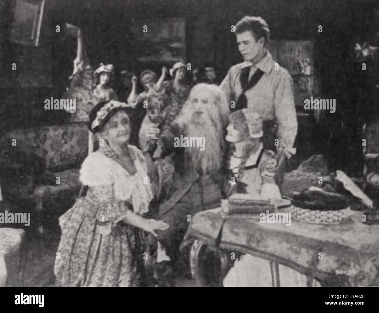 Questa produzione teatrale del 1921 di "Rip Van Winkle" raffigura una scena o materiale promozionale tratto dall'adattamento teatrale, che riflette le performance e il design teatrale dell'inizio del XX secolo. Foto Stock