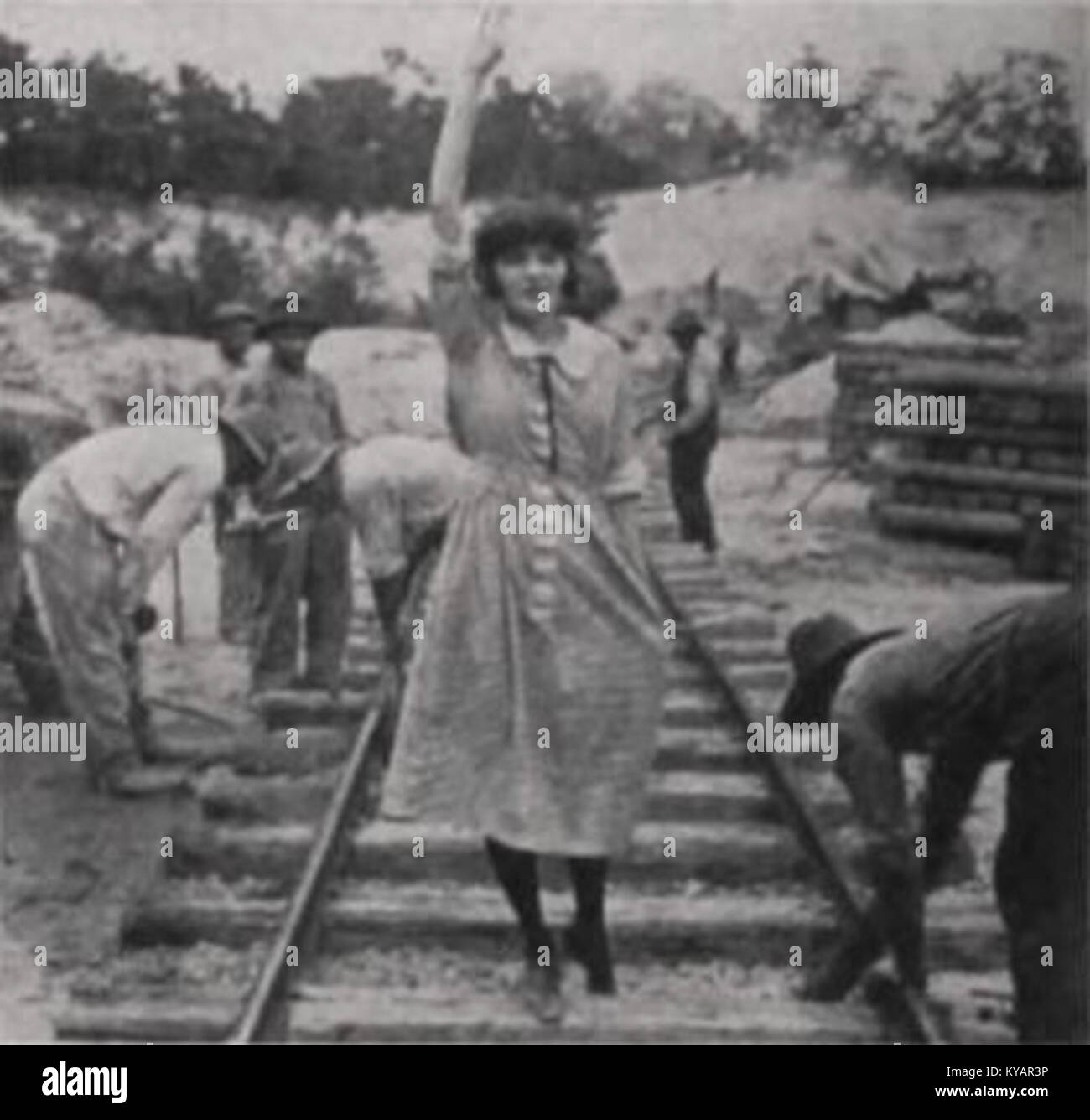 Questa immagine del 1921 raffigura una ferrovia a binario singolo, che riflette l'infrastruttura ferroviaria dell'inizio del XX secolo in un'area rurale o meno sviluppata. Foto Stock