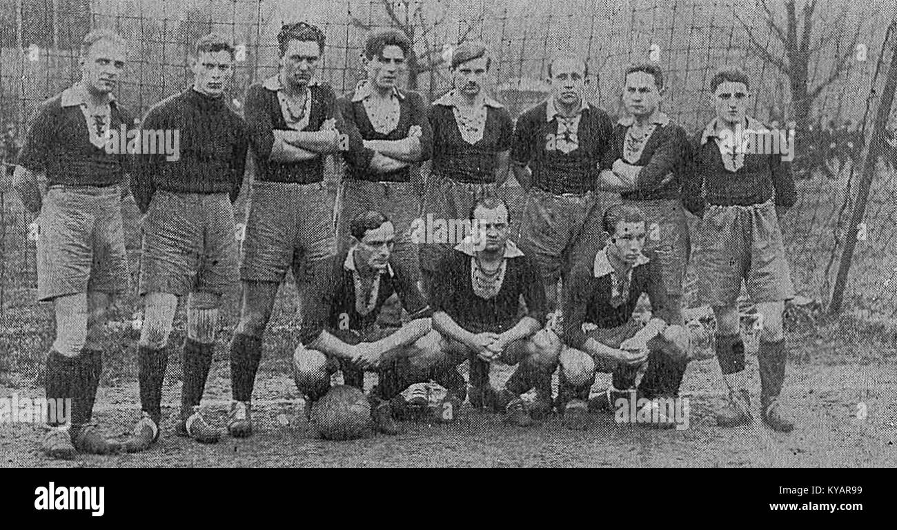 Una fotografia del 1926 della squadra di calcio polacca Pogoń Lwów, che mostra la squadra durante il periodo tra le due guerre a Lwów, in Polonia. Foto Stock