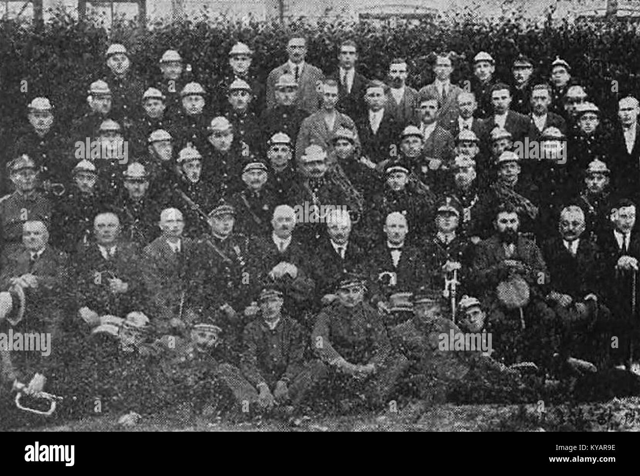 Il "Powiatowy kurs pożarnictwa W Sanoku" (1928) si riferisce a un corso di addestramento antincendio tenuto a Sanok, Polonia. Il corso mirava a migliorare le competenze e la preparazione dei vigili del fuoco locali durante il periodo interbellico. Foto Stock