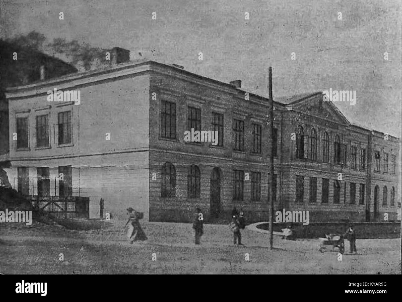 La scuola in via Lwowska a Podgórze-Kraków (1904) rappresenta l'architettura educativa e la scuola comunitaria dell'inizio del XX secolo in Polonia. Foto Stock
