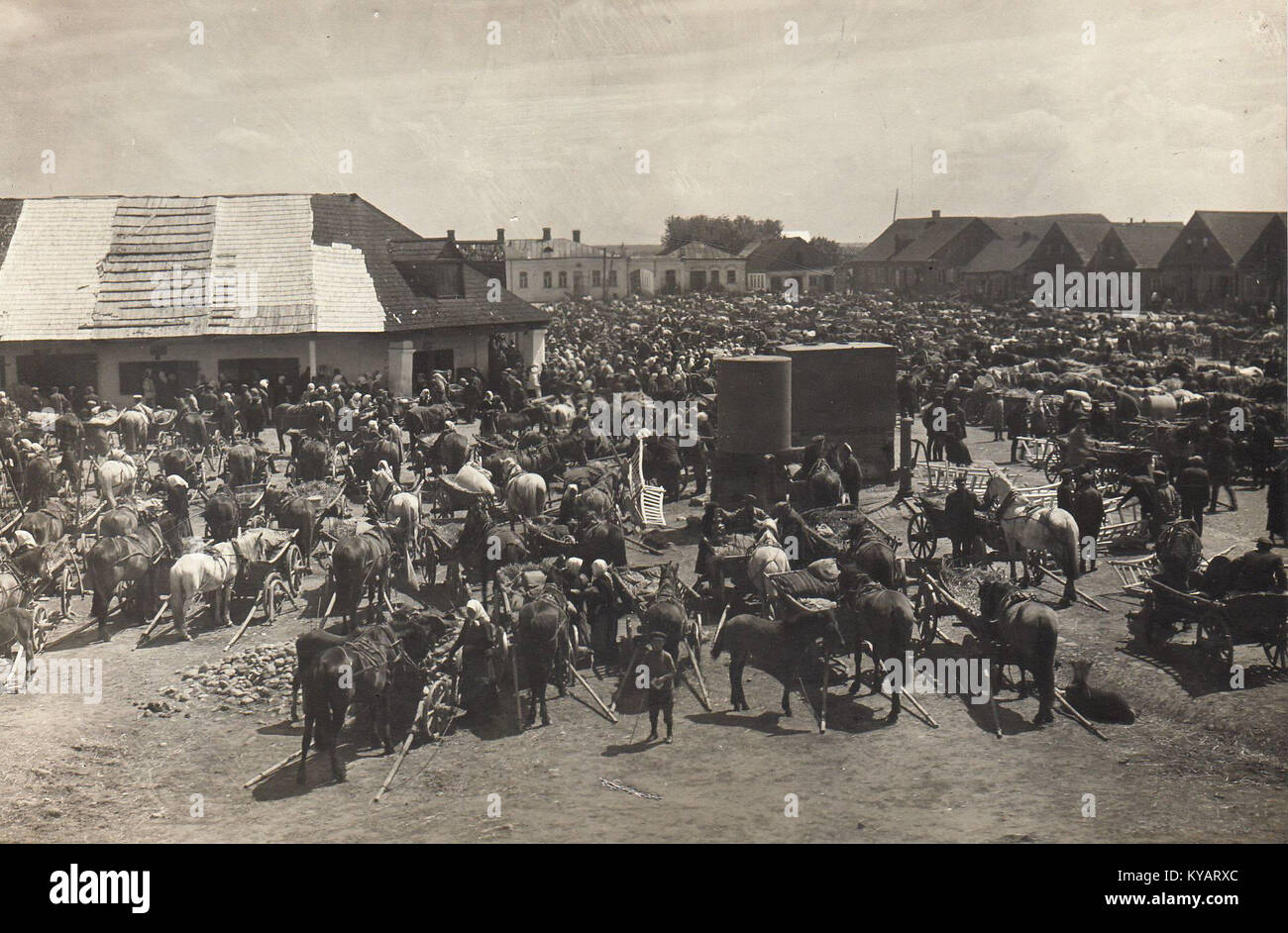 Fotografia di J. Bulhak del 1919-1939 che cattura Rynek (Piazza del mercato), mostrando l'architettura locale, la vita quotidiana e lo spazio pubblico nell'Europa dei primi anni del XX secolo. Foto Stock