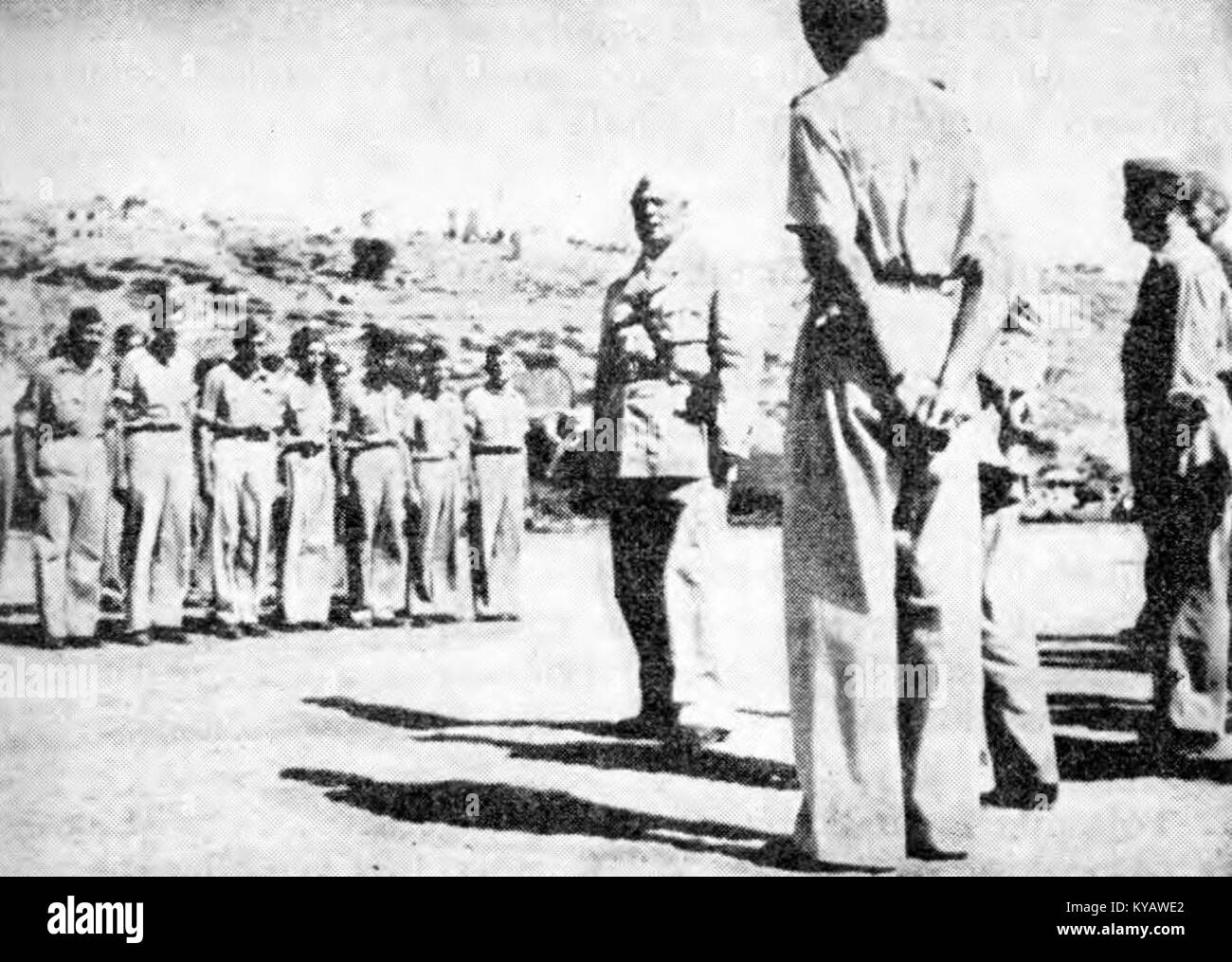 Un'immagine storica del maresciallo Tito rivolta ai piloti del primo e del secondo Squadrone sull'isola di Vis. Tito, il leader della Jugoslavia, è visto mentre tiene un discorso alle sue forze durante la seconda guerra mondiale Foto Stock