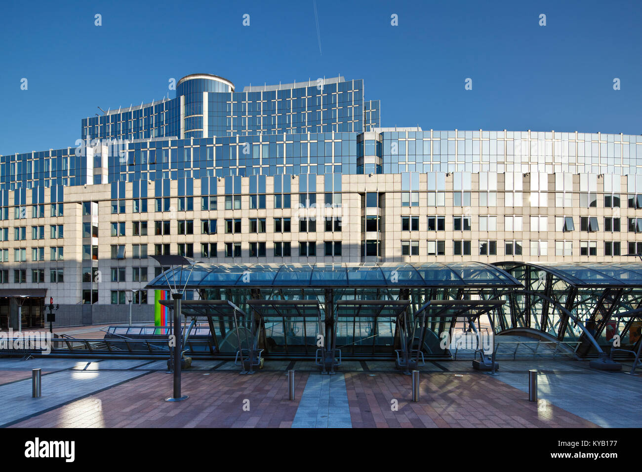 Lato anteriore degli edifici del Parlamento europeo a Bruxelles. Prospettiva corretti mediante spostamento della lente. Foto Stock