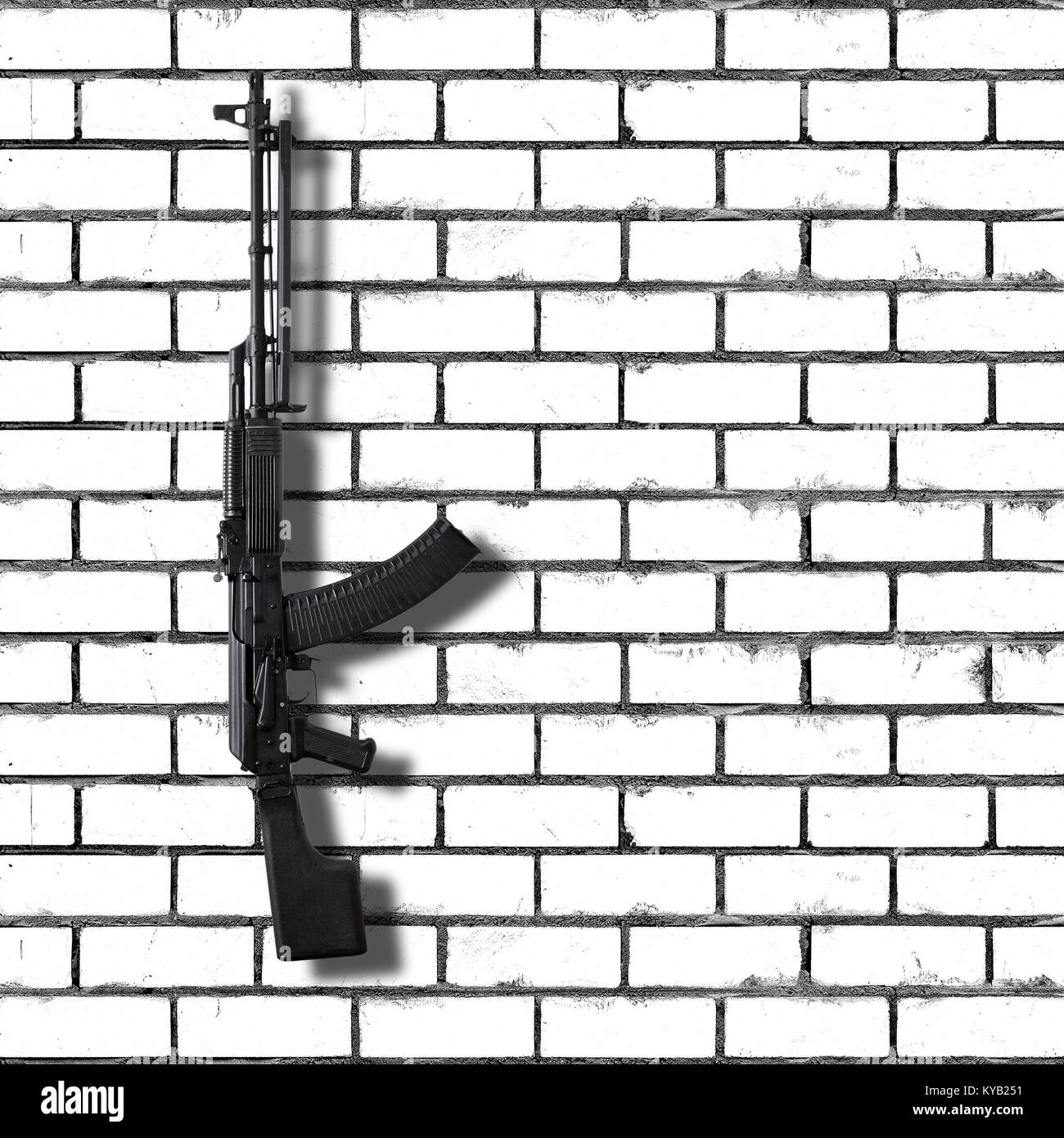 Arma - Una chiusura nero fucile da assalto su un bianco muro di mattoni in background. Foto Stock