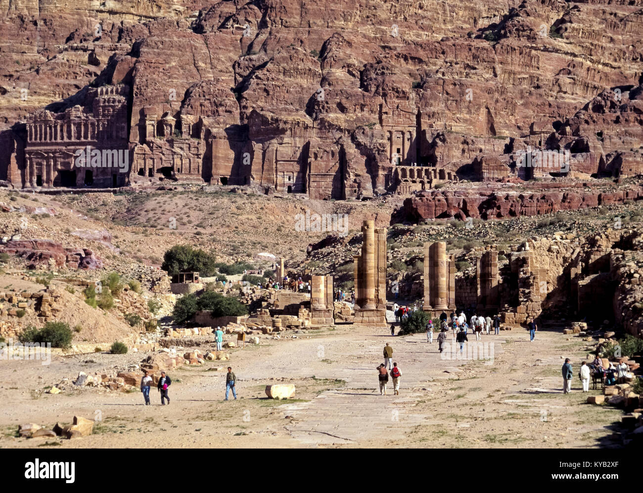 2257. Il Temenos Gate & le tombe reali, Petra, Ma'an Gov, Giordania Foto Stock