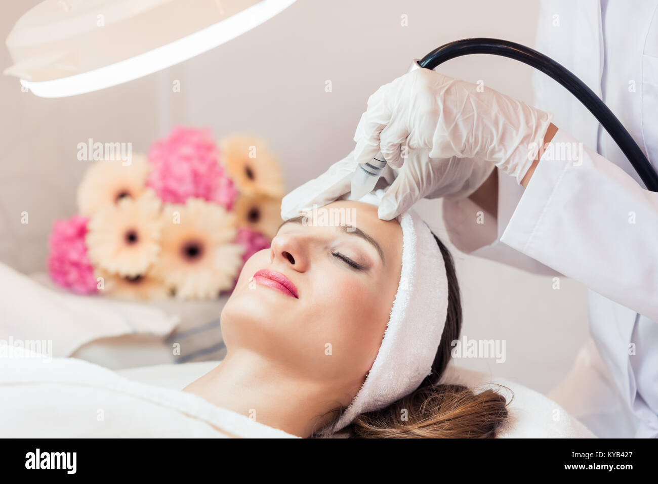 Close-up del volto di una bella donna sorridente durante innovat Foto Stock