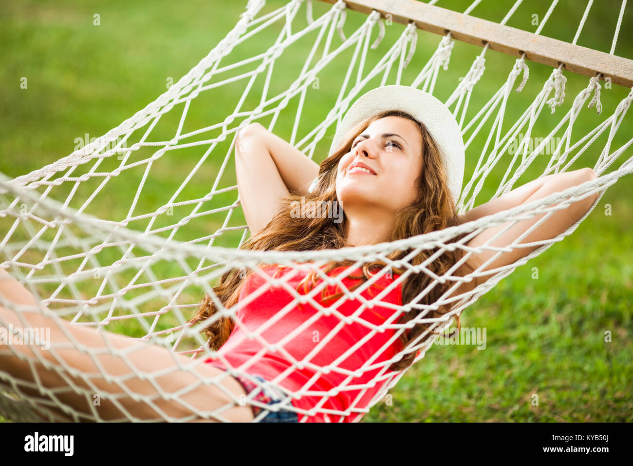 Felice ragazza di riposo in amaca Foto stock - Alamy