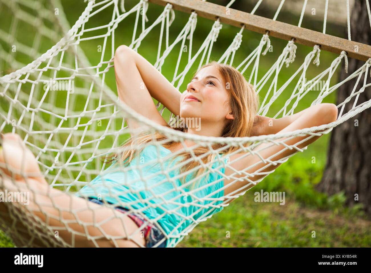 Felice ragazza sogno ad occhi aperti Foto Stock