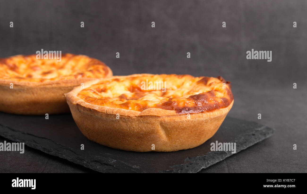 Fresca torta di riso su un grigio scuro tabella Foto Stock