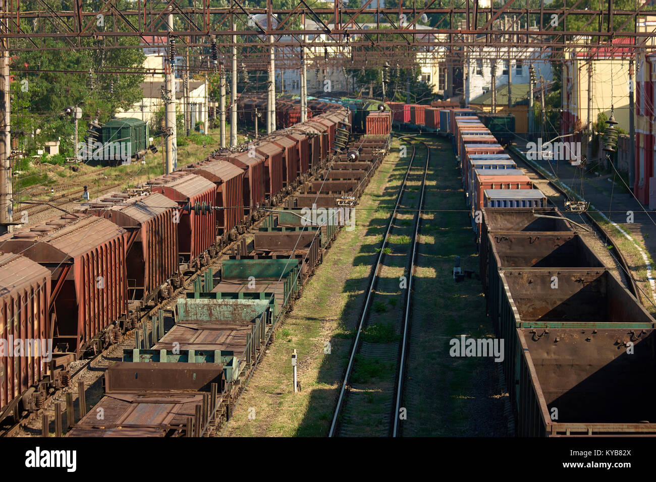 I treni merci contenitori vuoti. Foto Stock