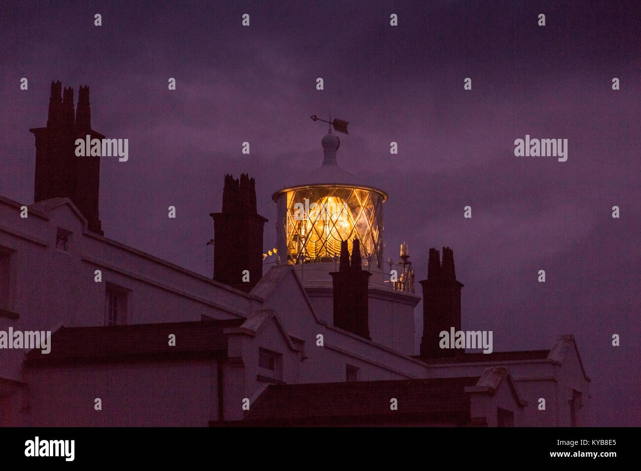 I prismi di vetro della lanterna di lucertola faro flash la loro attenzione  dal punto più meridionale del continente britannico in Cornovaglia, England,  Regno Unito Foto stock - Alamy