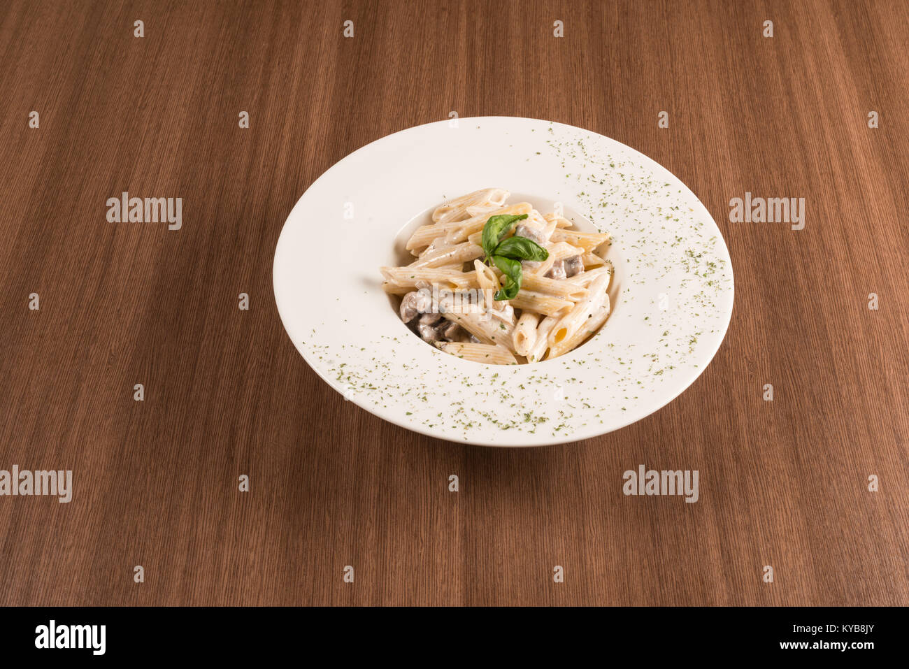 Italiano tradizionale di pasta con funghi e gorgonzola salsicce Foto stock  - Alamy