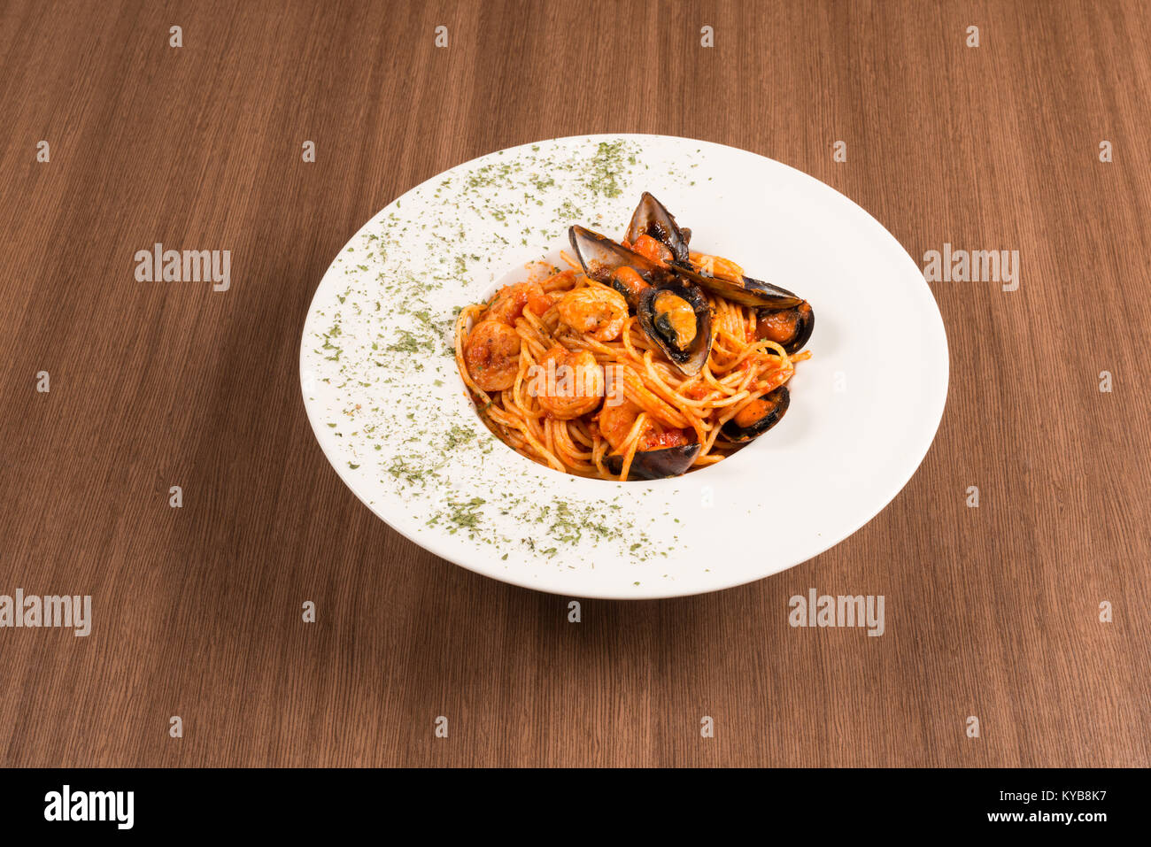 Tradizionale pasta italiana con gusci su un piatto bianco Foto Stock