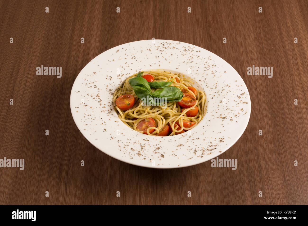 Semplice pasta italiana con pomodorini su un piatto bianco Foto Stock