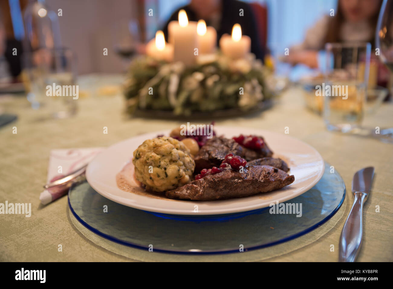 Festosa cena di Natale in Austria, tipici stagionali di filetto di cervo piatto mezzo raro Foto Stock