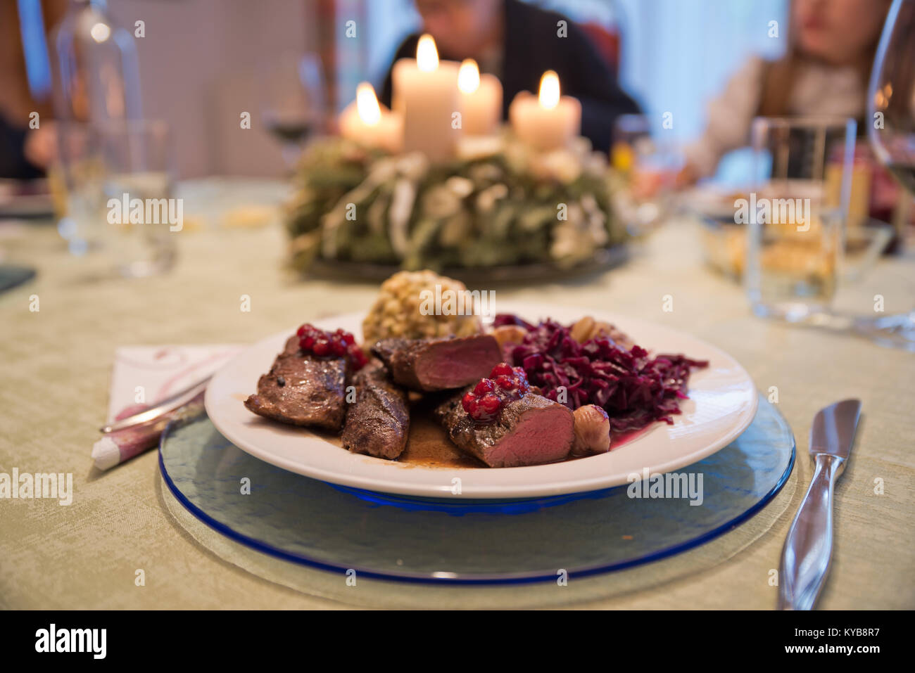 Festosa cena di Natale in Austria, tipici stagionali di filetto di cervo piatto mezzo raro Foto Stock
