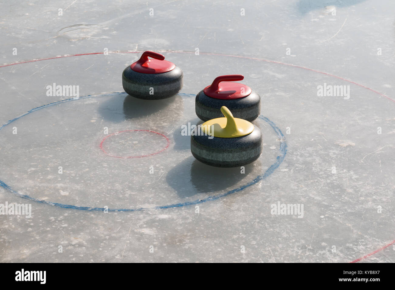 Pietra di curling su ghiaccio Foto Stock